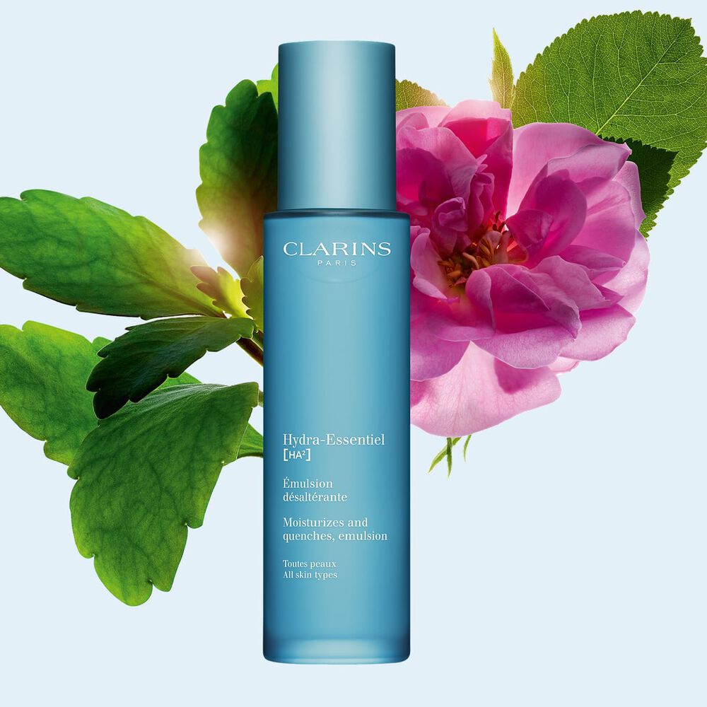Packshot of Clarins Hydra-Essentiel 23 Emulsion close to a Damascus rose and a Kalanchoe leave on a blue background.