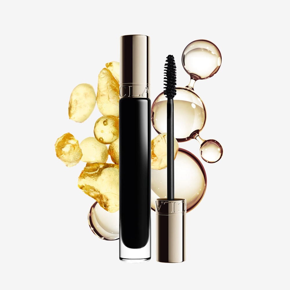 Packshot of Clarins Length Boosting Mascara with Hyaluronic Acid, Sphinganine & Pantheno molecules highlighting its key ingredients.