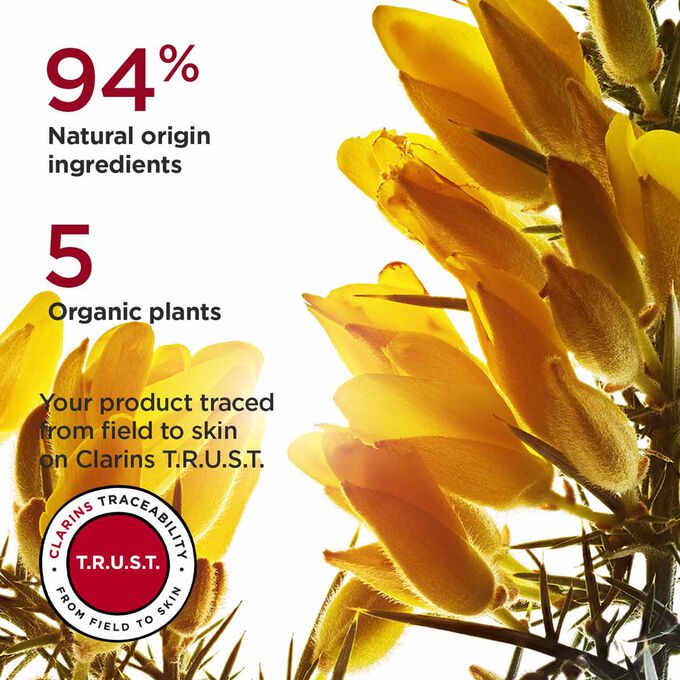 Focus on Ajunc flower, highlighting 94% natural origin ingredients and 5 organic plants used in Super Restorative day cream
