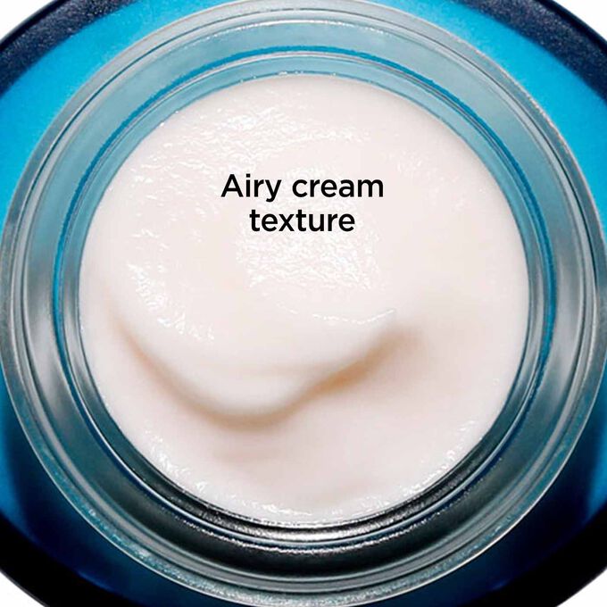 Hydra Essentiel Night Cream airy and cocooning texture