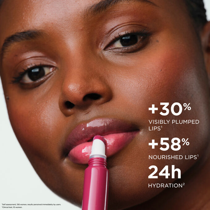 Woman applying Plumping Lip Perfector, highlighting  plumped lips and nourished lips effect, and 24h hydration benefits.