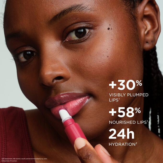 Woman applying Plumping Lip Perfector, highlighting  plumped lips and nourished lips effect, and 24h hydration benefits.