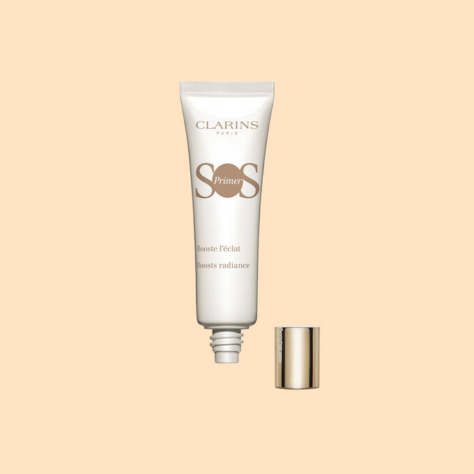 Packshot of SOS Primer White by Clarins with text emphasising its packaging is made of 40% recycled plastic.