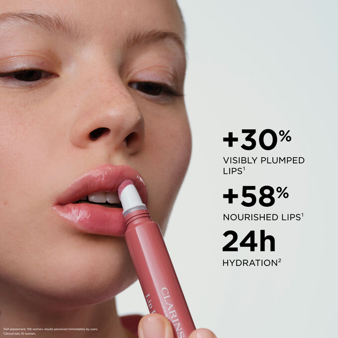 Woman applying Plumping Lip Perfector, highlighting  plumped lips and nourished lips effect, and 24h hydration benefits.