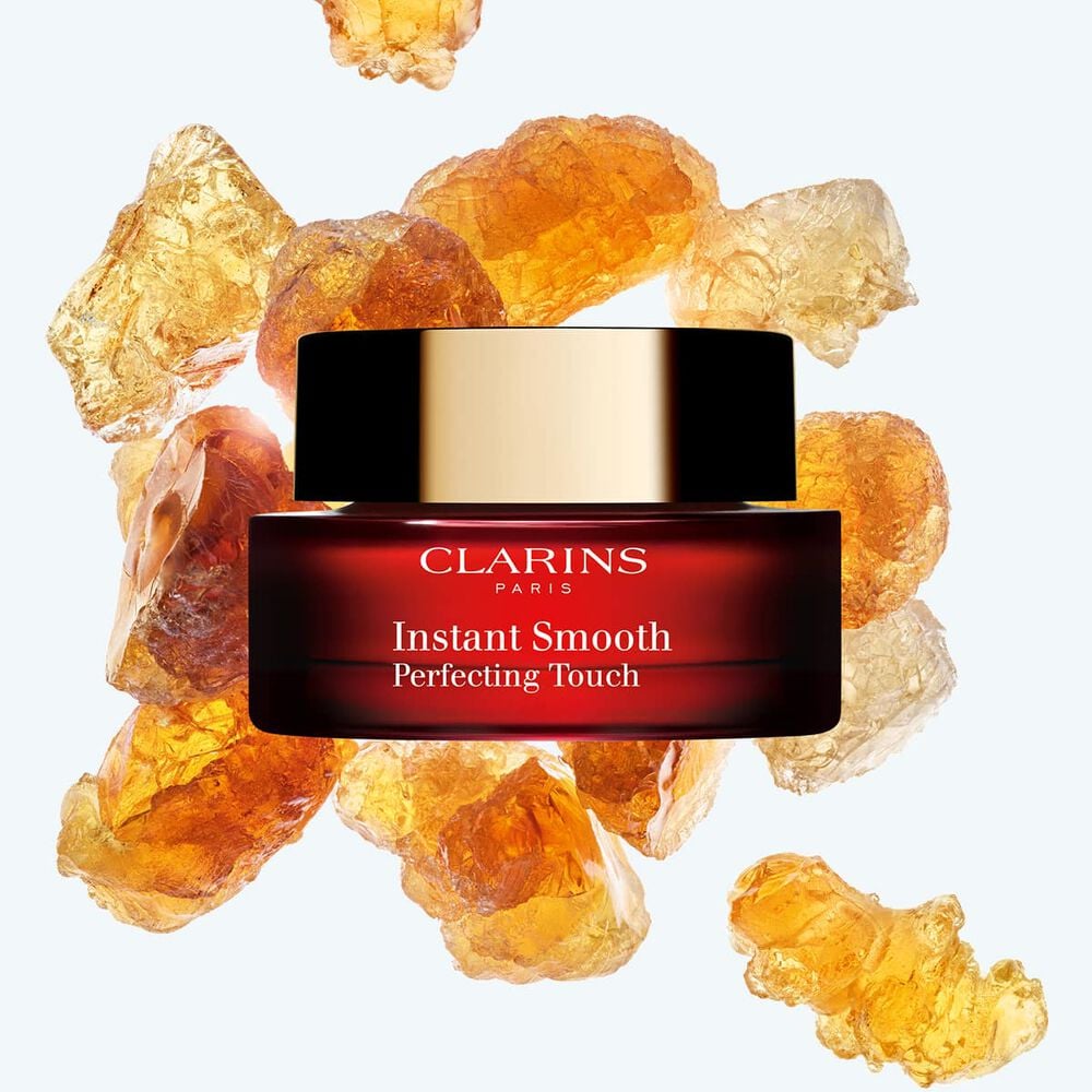 Clarins Instant Smooth Perfecting Touch provides an expert anti wrinkle cream finish and serves as a light face moisturizer.