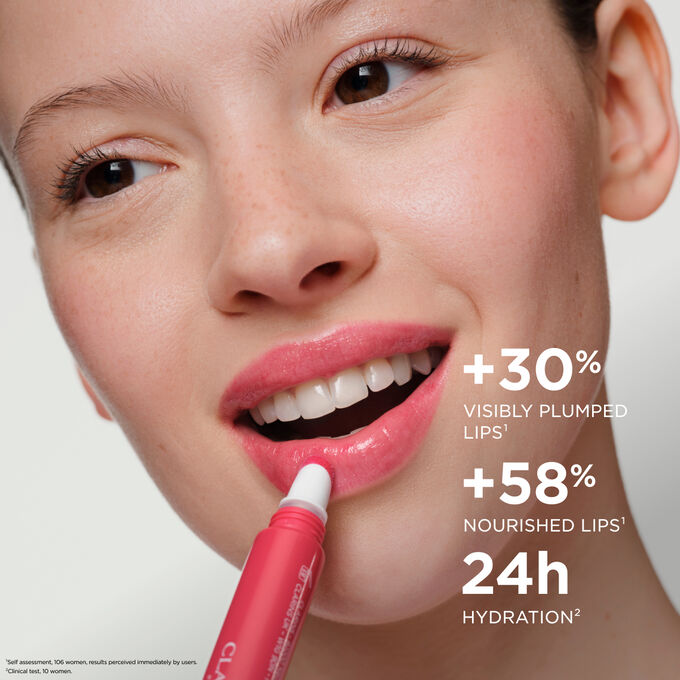 Woman applying Plumping Lip Perfector, highlighting  plumped lips and nourished lips effect, and 24h hydration benefits.