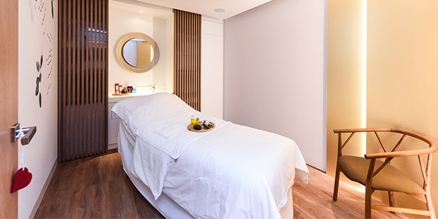 Clarins boutique window